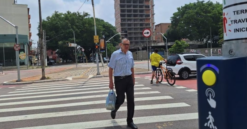 Descubra como funcionam os novos semáforos com botoeira que estão causando sensação nas ruas