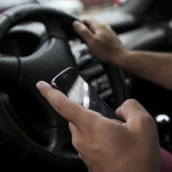 Em agosto, PMDF flagra quase 8 mil motoristas utilizando celular enquanto dirigem.