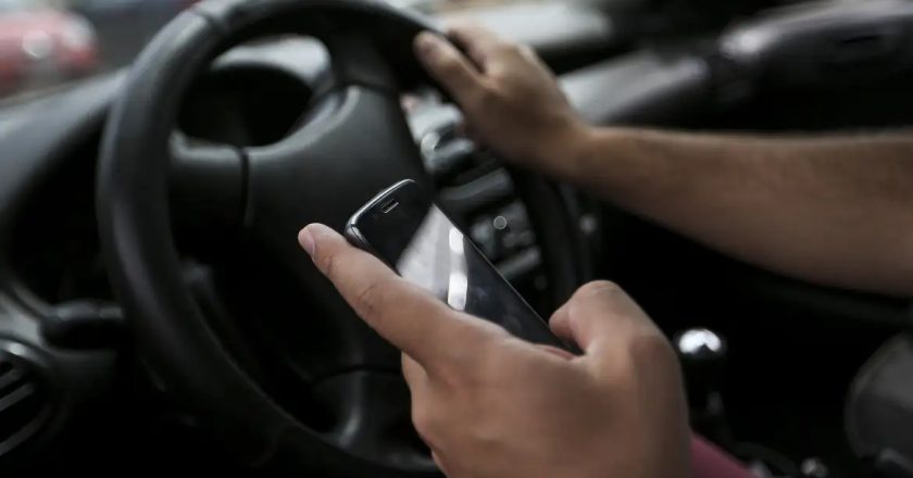 Em agosto, PMDF flagra quase 8 mil motoristas utilizando celular enquanto dirigem.
