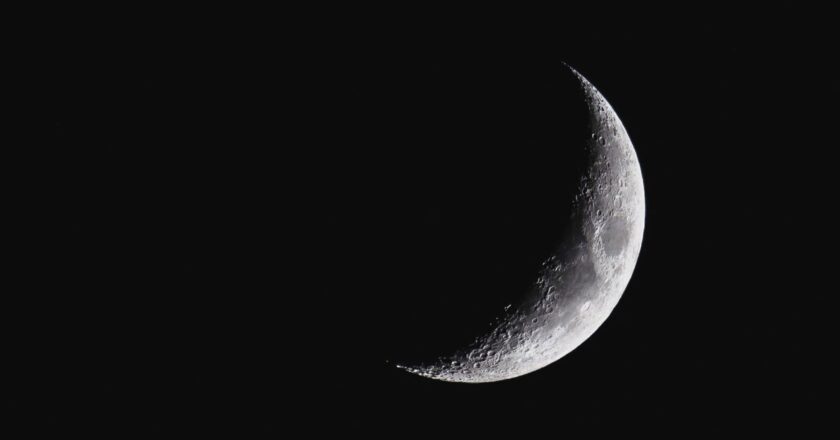 Fase Crescente da Lua ilumina o céu nesta noite de 27 de abril de 2026, às 23h13 em Brasília, com 80% de sua face visível