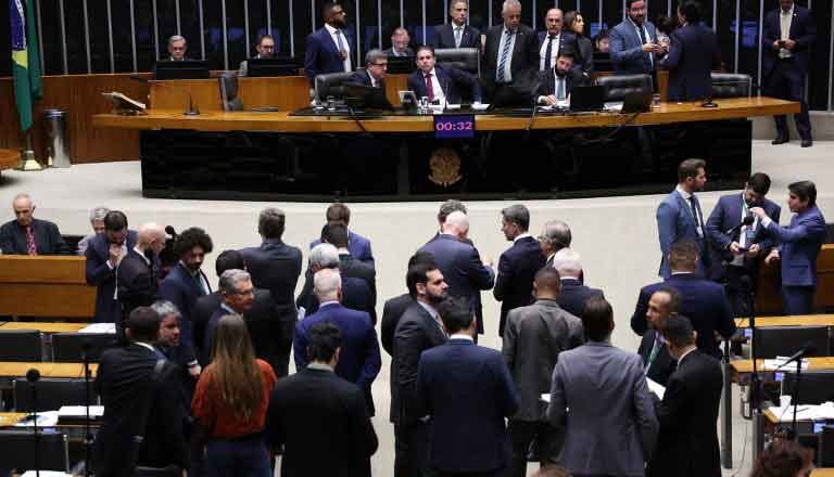 Câmara avança com proposta de diminuição da maioridade penal, intensificando a cobrança por ações do governo na segurança pública
