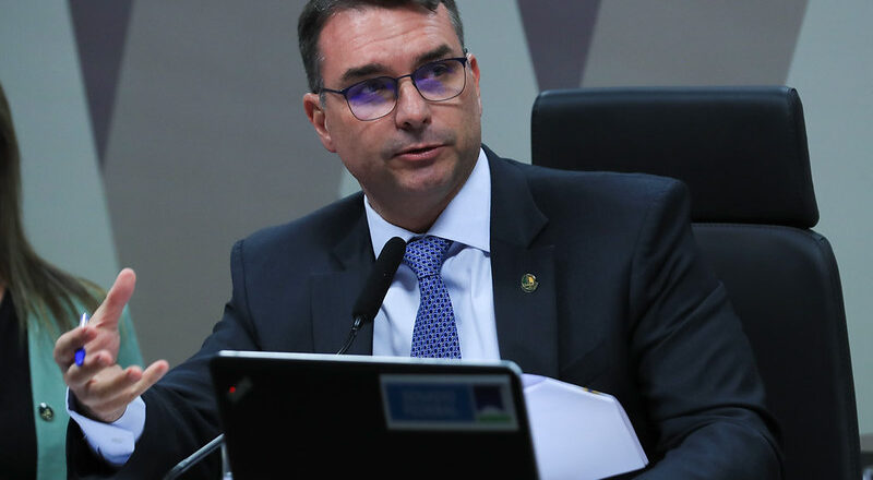 Flávio Bolsonaro busca se distanciar do aumento de tarifas de Trump durante audiência nos Estados Unidos