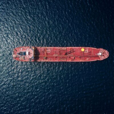 Petróleo sobe a US$ 108 após Arábia Saudita fechar oleoduto, com risco a 4% da oferta global do combustível