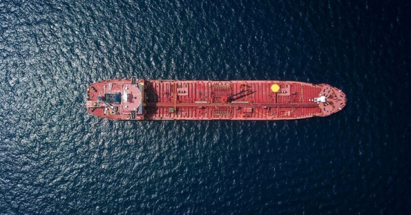 Petróleo sobe a US$ 108 após Arábia Saudita fechar oleoduto, com risco a 4% da oferta global do combustível
