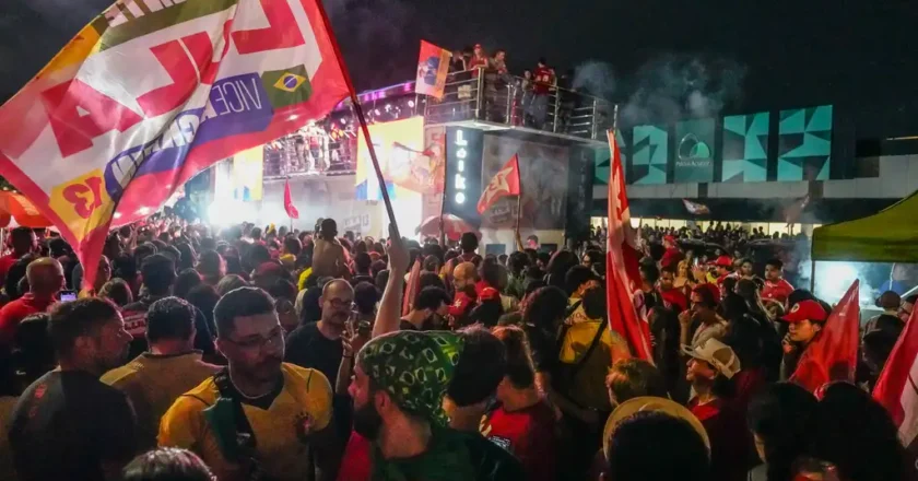 Alegrias nas Urnas: Eleitores Celebram a Conquista de Lula em Todo o País; Confira Imagens e Registros