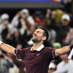 Djokovic reverte derrota para Zverev, garante vaga nas semifinais em Pequim e bate marca de Nadal