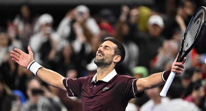 Djokovic reverte derrota para Zverev, garante vaga nas semifinais em Pequim e bate marca de Nadal